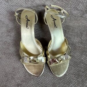 Annie Women’s Gold Strappy Sandal with Rhinestones on Bow size 7 like new